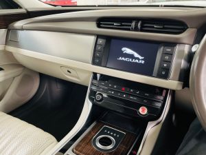 JAGUAR XF PORTFOLIO - 7142 - 16